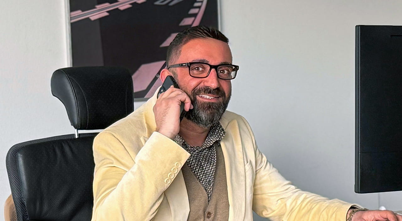 Mann am Schreibtisch